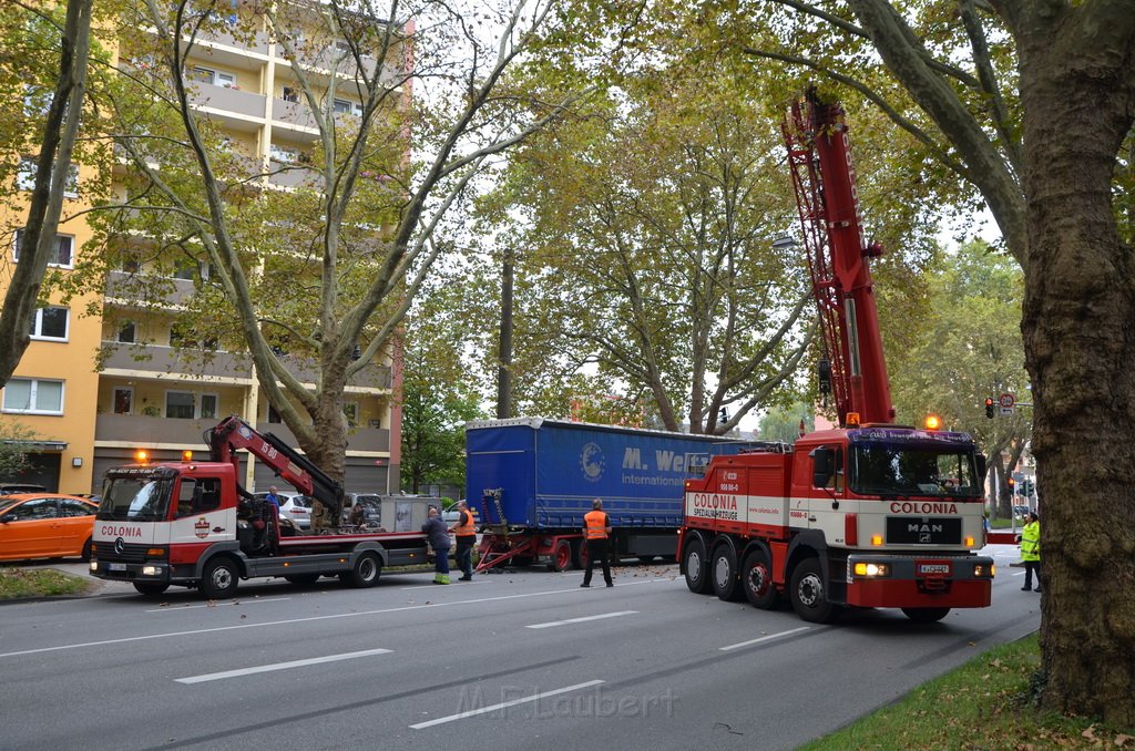 LKW verliert Auflieger Koeln Boltensternstr Pasteurstr P2006.JPG